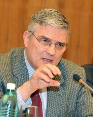 Cum explică Dăianu cei peste 68.000 de euro câştigaţi la ASF